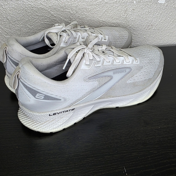 Brooks Levitate 6 Wht Oyster/Mushroom Grey Running Shoe 1103951D-126 Men10 Med D main image 12